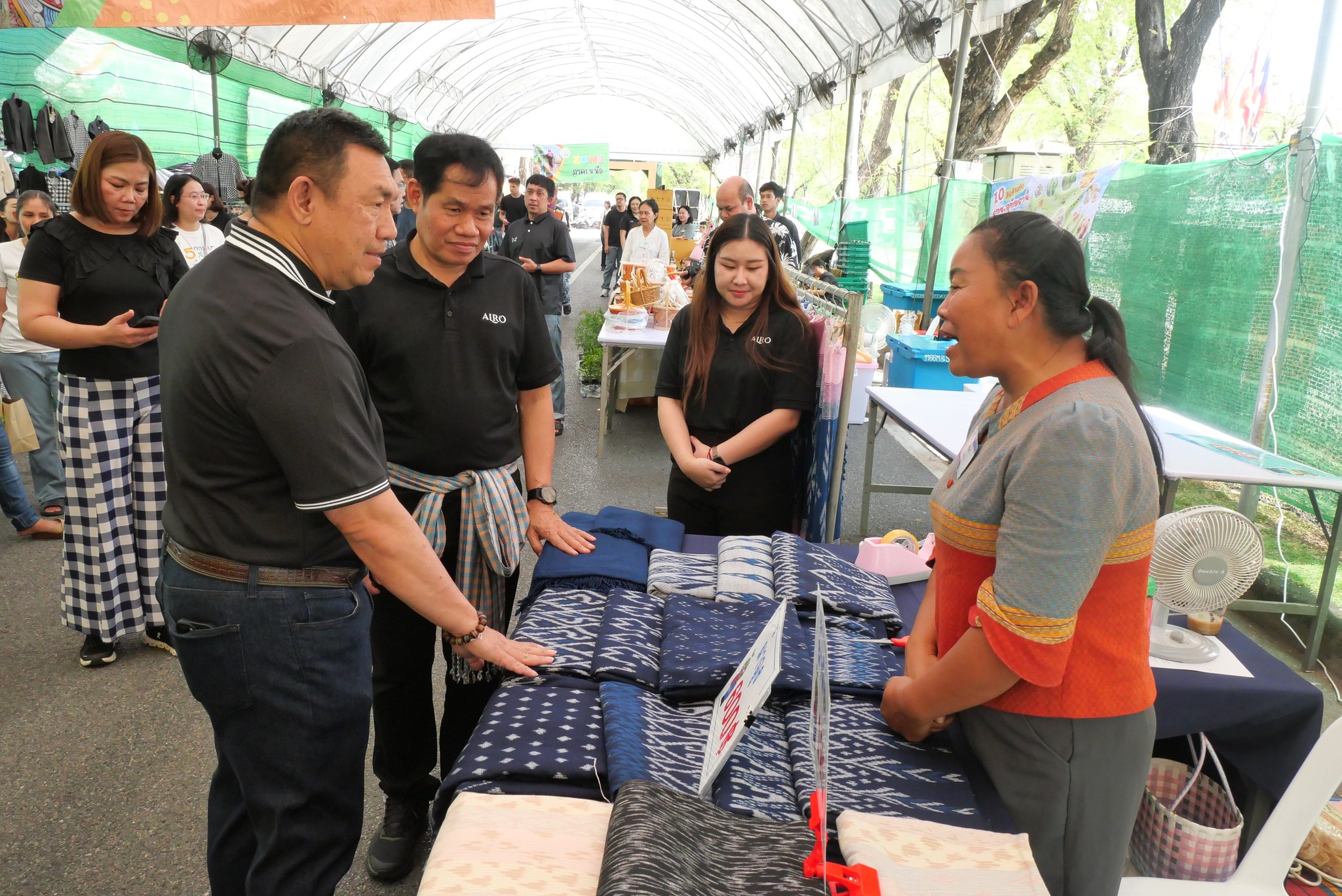 title - เลขาธิการ ส.ป.ก. เยี่ยมทักทายเกษตรกรและซื้อสินค้าในบรรยากาศวันสุดท้ายของการออกร้านขายสินค้า จากเขตปฏิรูปที่ดิน ส่งท้ายงานครบรอบ 51 ปี ส.ป.ก.